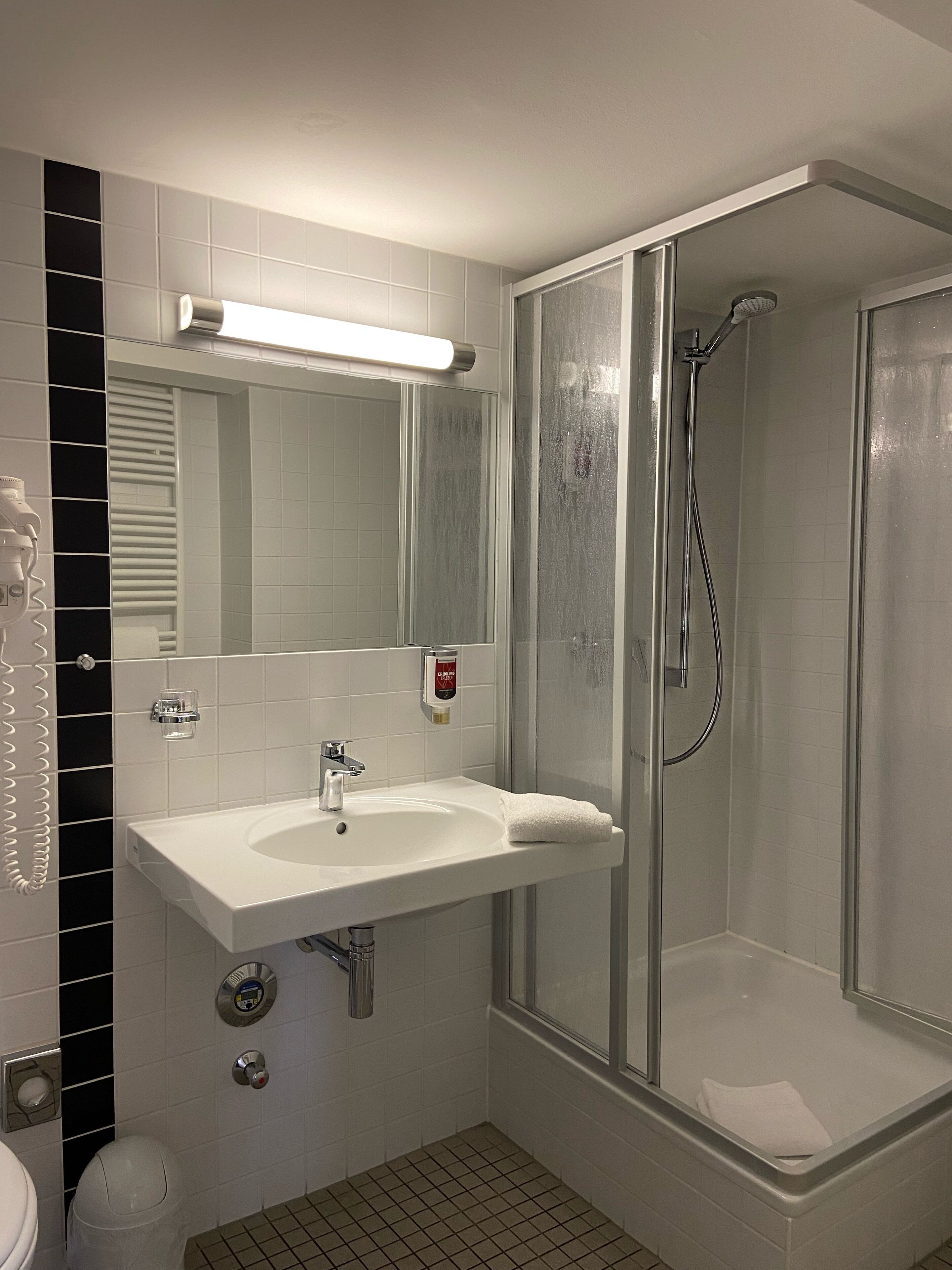 double room, annex building (directly on krämerbrücke -no elevator) | bathroom | deep-soaking bathtub, free toiletries, hair dryer, towels