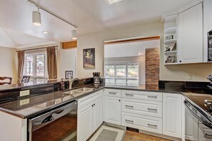 Townhome, 3 Bedrooms | Private kitchen