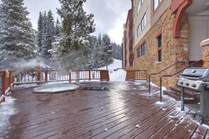 Condo, 2 Bedrooms | Property grounds