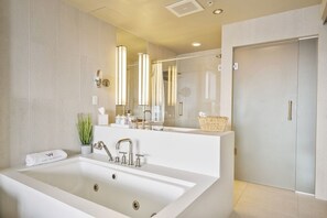 Appart'hôtel, 1 chambre | Salle de bain | Sèche-cheveux, serviettes fournies, shampoing