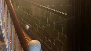 Un letrero de madera con luces brillantes que deletrean 'CIRCUS' en una pared.
