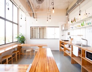 Full-sized fridge, microwave, stovetop, toaster - Ishigaki Guesthouse Hive - Hostel (Ishigaki)