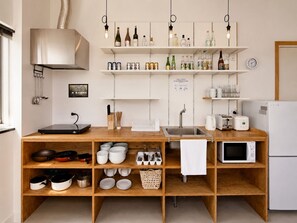 Großer Kühlschrank, Mikrowelle, Herdplatte, Toaster