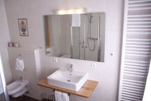 Premium-Apartment (1) | Badezimmer | Dusche, Haartrockner, Handtücher, Toilettenpapier