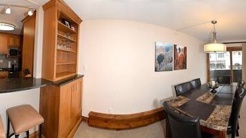 Condo, 2 Bedrooms | Interior
