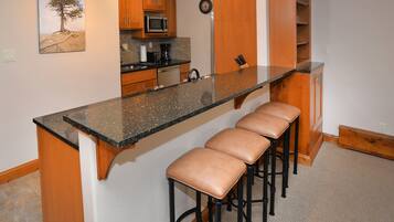 Kondominium, 2 kamar tidur | Dapur pribadi | Lemari es, microwave, oven, dan mesin pencuci piring