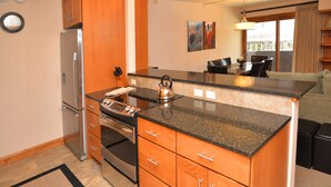 Kondominium, 2 kamar tidur | Dapur pribadi | Mesin pembuat kopi/teh, lemari es, microwave, dan oven