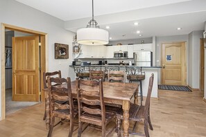 Apartment, 2 Schlafzimmer | Eigene Küche | Kühlschrank, Ofen, Wasserkocher mit Kaffee-/Teezubehör, Toaster
