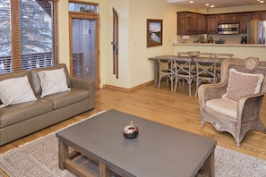 Appart'hôtel, 2 chambres | Coin séjour | TV connectée