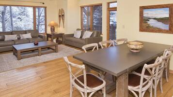 Condo, 2 Bedrooms | Dining