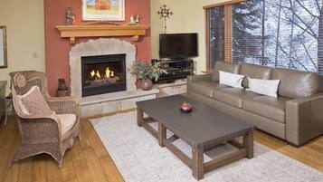 Condo, 2 Bedrooms | Living area | Smart TV