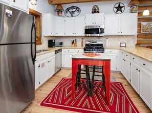 Townhome, 2 Bedrooms | Dapur peribadi | Ketuhar gelombang mikro, mesin basuh pinggan mangkuk 