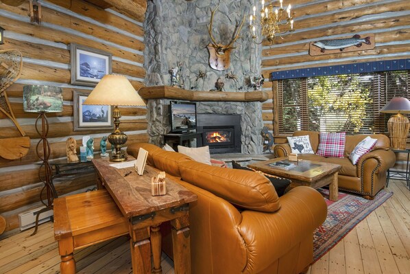 Townhome, 2 Bedrooms | Ruang tamu | TV 