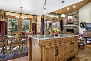 Maison en rangée, 4 chambres | Cuisine privée | Réfrigérateur, four à micro-ondes, un four, lave-vaisselle