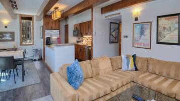 公寓客房, 2 間臥室 | 起居區 | 電視