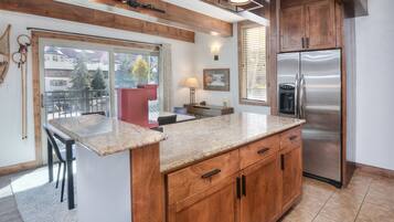 Kondominium, 2 kamar tidur | Dapur pribadi | Microwave, mesin pencuci piring, dan peralatan masak/sendok-piring