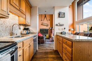 Condo, 4 habitaciones | Cocina privada | Refrigerador, microondas, horno y lavavajillas 