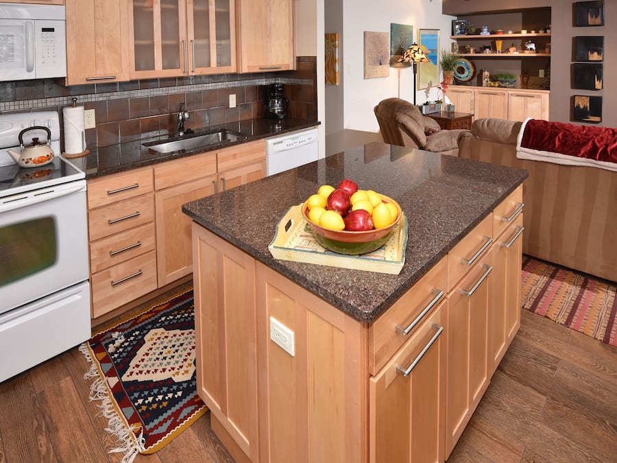 Appartement, 2 slaapkamers | Privékeuken | Een magnetron, een vaatwasser, kookgerei, borden en bestek, eettafels