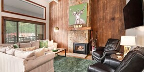 Condo, 3 quartos | Área de estar | Smart TV