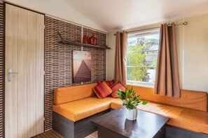 Huone | Tallelokero huoneessa, yksilöllisesti sisustettu