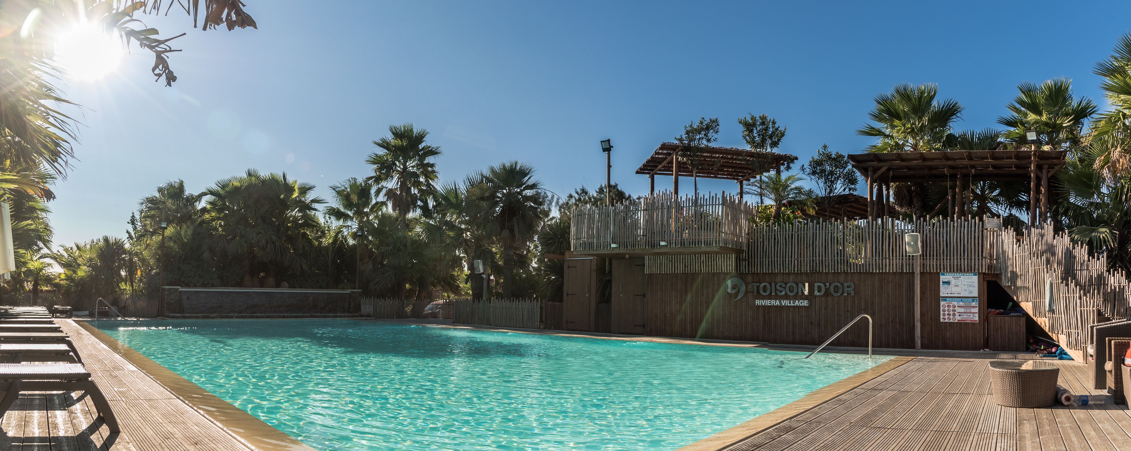 Kolam renang outdoor dan sebuah kolam renang air hangat