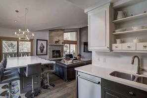 公寓客房, 4 間臥室 | 私人廚房 | 雪櫃、焗爐、咖啡機/沖茶器、多士爐