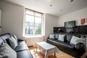 Apartment, Mehrere Schlafzimmer | Wohnbereich | Flachbildfernseher