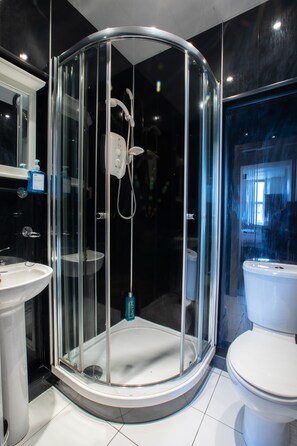 Apartment, Mehrere Schlafzimmer | Badezimmer | Dusche, kostenlose Toilettenartikel, Haartrockner, Handtücher