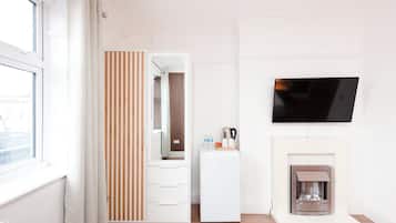 Suite | Luxe beddengoed, bedden met traagschuimmatras, een kluis op de kamer