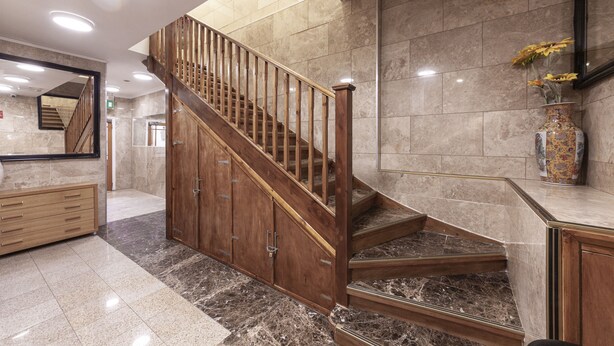 A staircase with wooden railings and marble steps, leading to a second floor. - Argyle Apart Hotel (London)