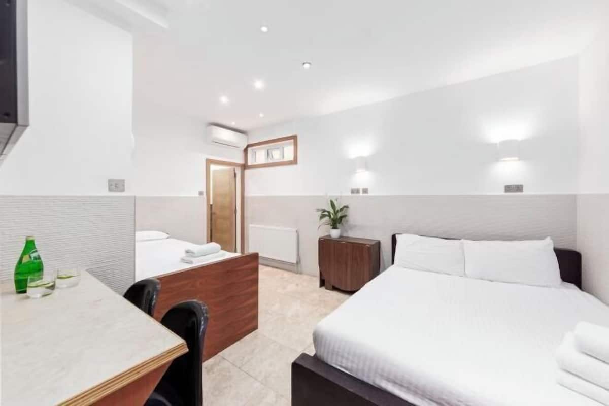 3 habitaciones, ropa de cama de alta calidad y camas con efecto memoria