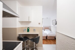 Super Family Apartment | Cucina privata | Frigorifero, microonde, forno, piano cottura