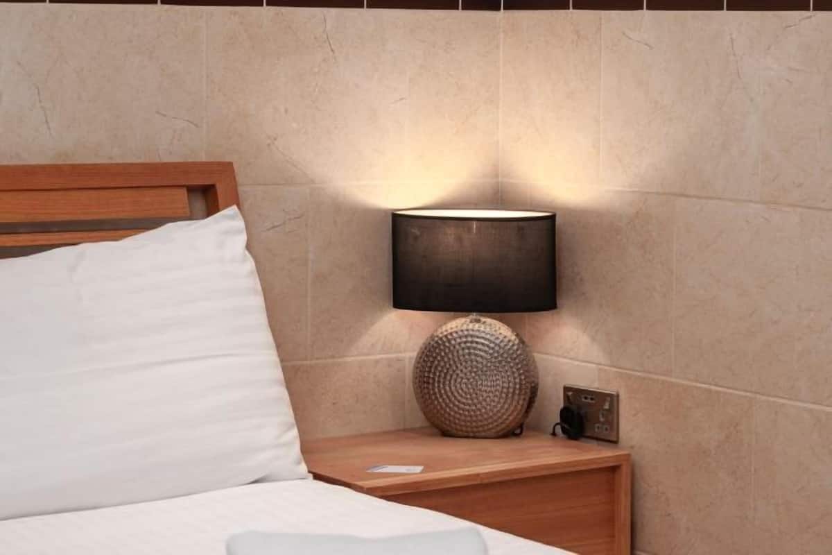 Sengetøy av topp kvalitet, memory foam-senger og safe på rommet