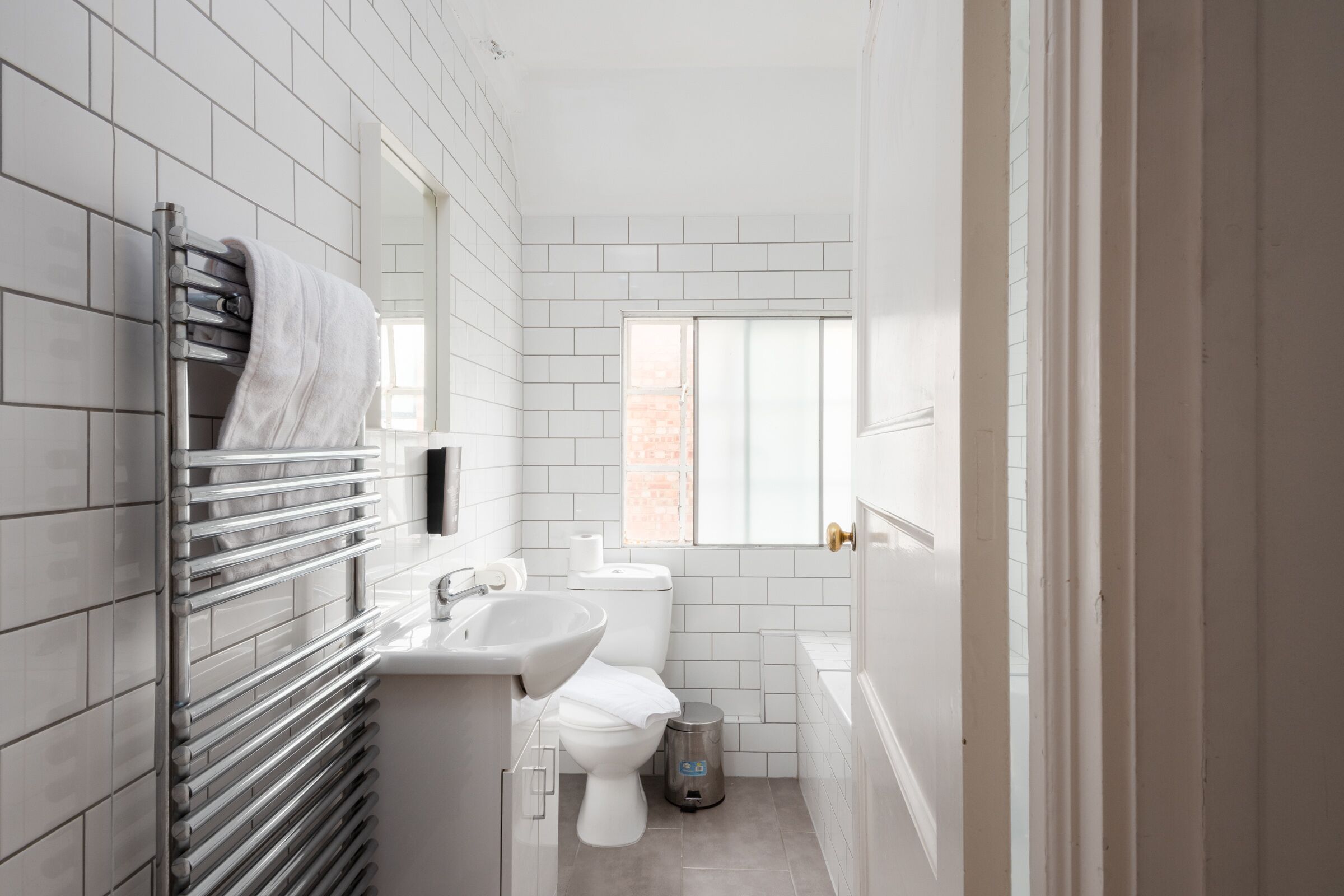 Three Bedrooms Apartment | Banheiro | Chuveiro, secador de cabelo, chinelos, toalhas de banho