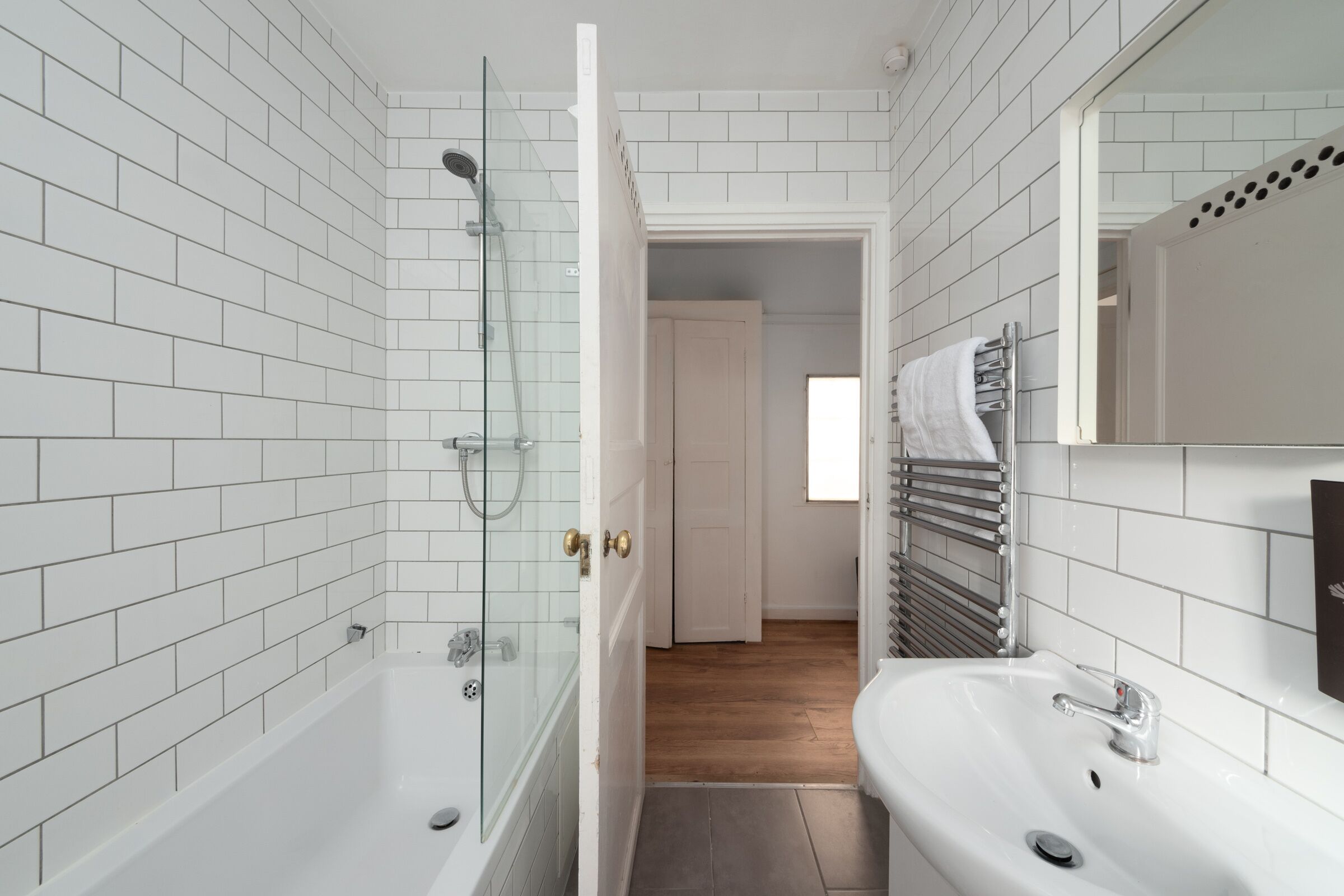 Three Bedrooms Apartment | Badeværelse | Bruser, hårtørrer, hjemmesko, håndklæder