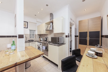 Deluxe Apartment | Private kitchen | Fridge, microwave, oven, stovetop