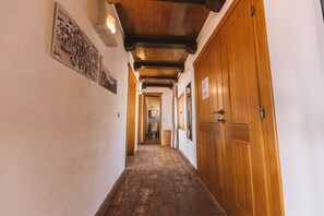 Deluxe-Apartment, 2 Schlafzimmer, Balkon | Individuell eingerichtet, kostenlose Babybetten, Zustellbetten
