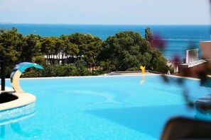 Piscine extérieure (ouverte en saison)
