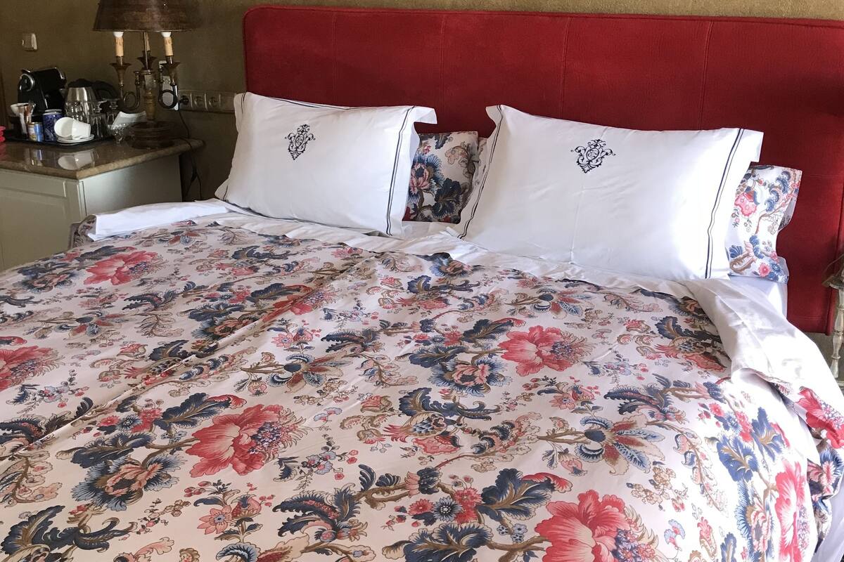 Deluxe Room | 1 bedroom, Egyptian cotton sheets, premium bedding, blackout drapes