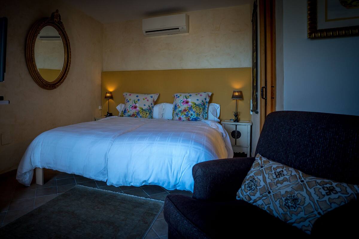 Studio | 1 bedroom, Egyptian cotton sheets, premium bedding, blackout drapes