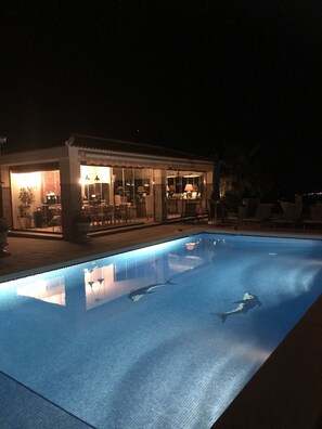 Outdoor pool, open 8 AM to 9 PM, pool umbrellas, sun loungers - Finca Sonrisa (Alhaurin el Grande)