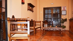 Habitación con muebles de madera, suelo de baldosas y ventana con vistas.