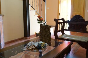 Serveert ontbijt, lunch en diner