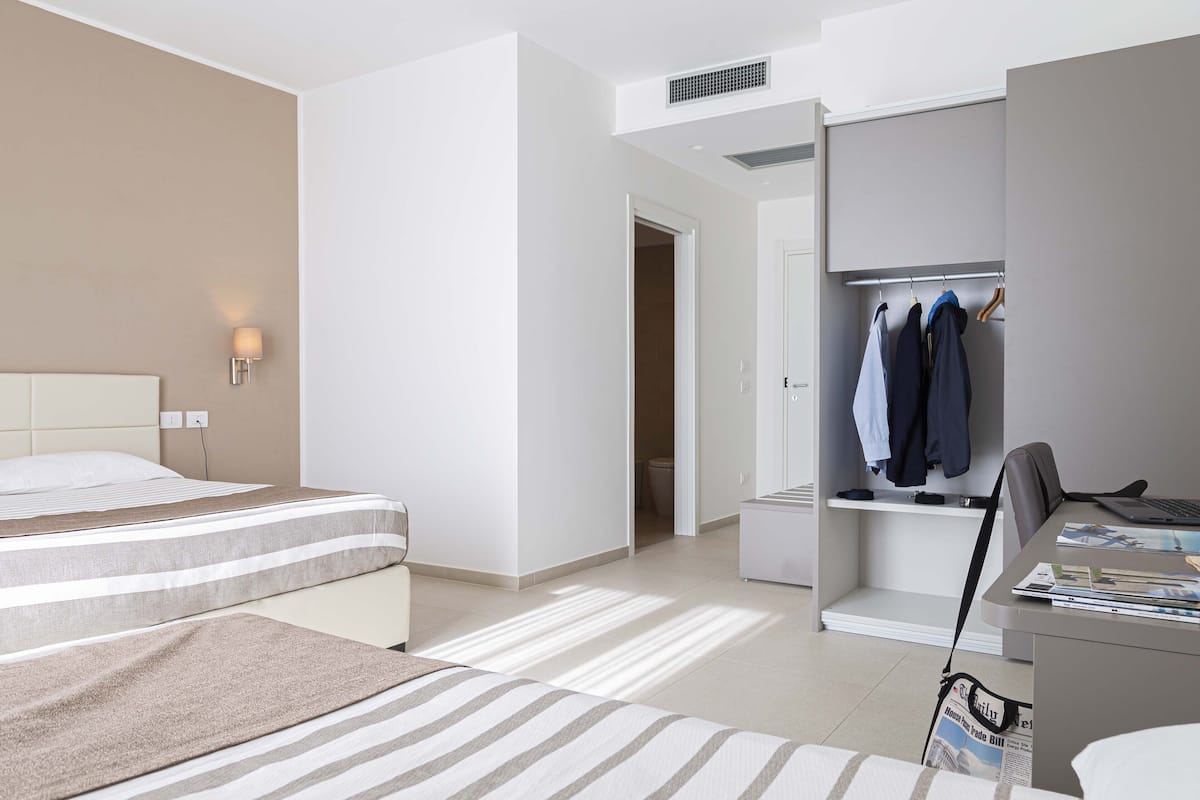 Een minibar, een kluis op de kamer, een bureau, geluiddichte muren