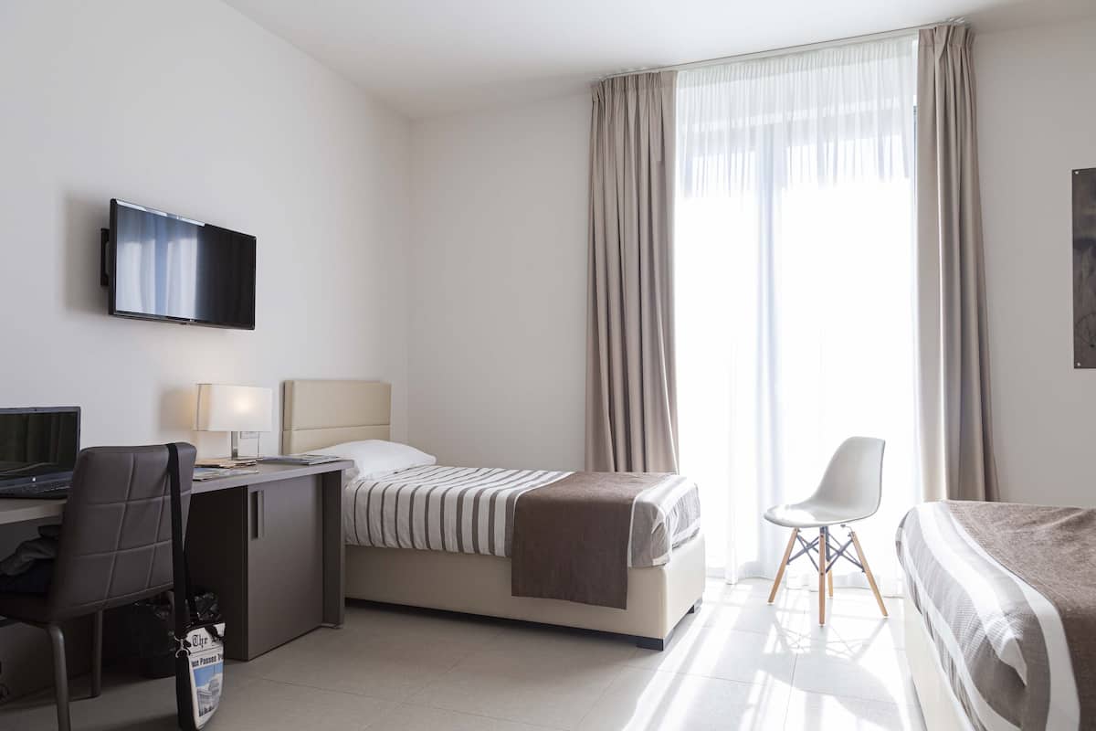 Business driepersoonskamer | Een minibar, een kluis op de kamer, een bureau, geluiddichte muren