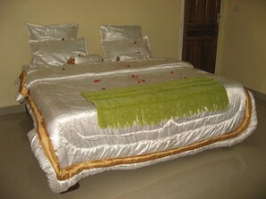 Meja kerja, ruang kerja ramah laptop, kedap suara, dan Wi-Fi gratis