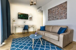 Executive Suite, Pool View | Living area