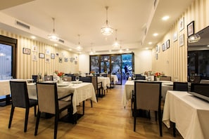 Breakfast, lunch and dinner served  - Hotel Harmony by Aycon (Petrovac)