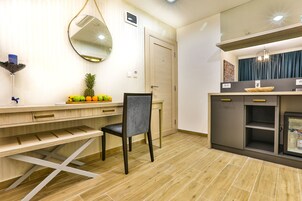 Suíte luxo, 1 quarto, vista para o jardim | Frigobar, cofres nos quartos, escrivaninha, cortinas blackout