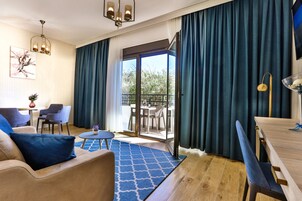 Suíte executiva, vista para a piscina | Área de estar | TV LCD 42 polegadas com canais a cabo